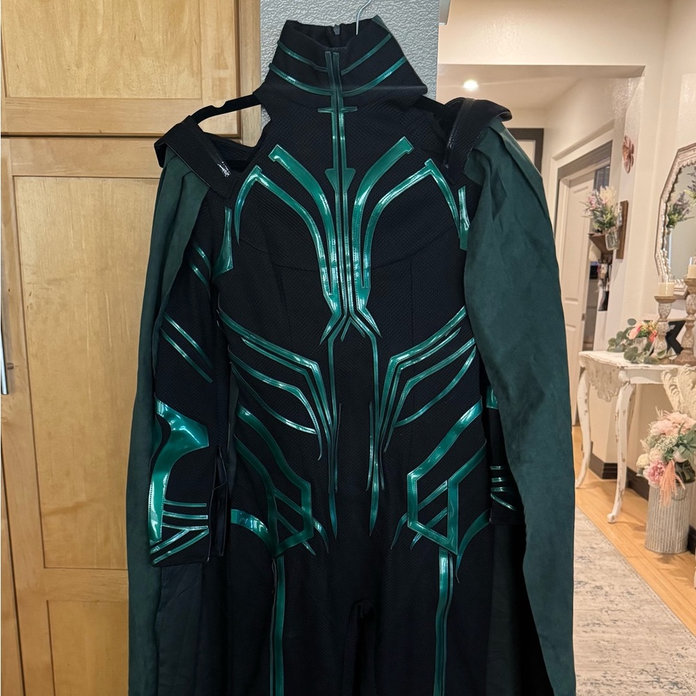 Thor:Ragnarok The Goddess of Death Hela Cosplay Costume with Cape